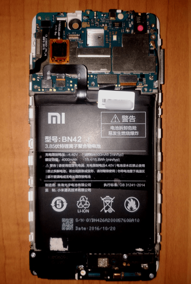Xiaomi Redmi 4 со снятой задней крышкой и защитой мат. платы