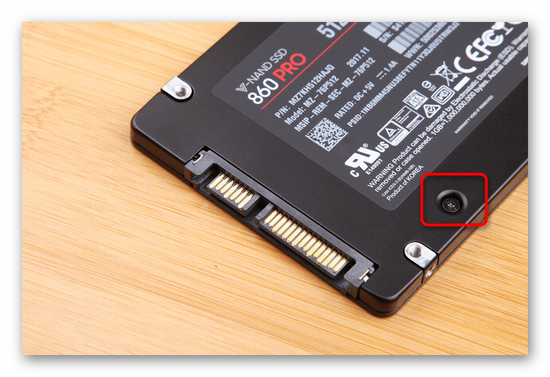 Отвинчивание креплений корпуса SSD для его разборки