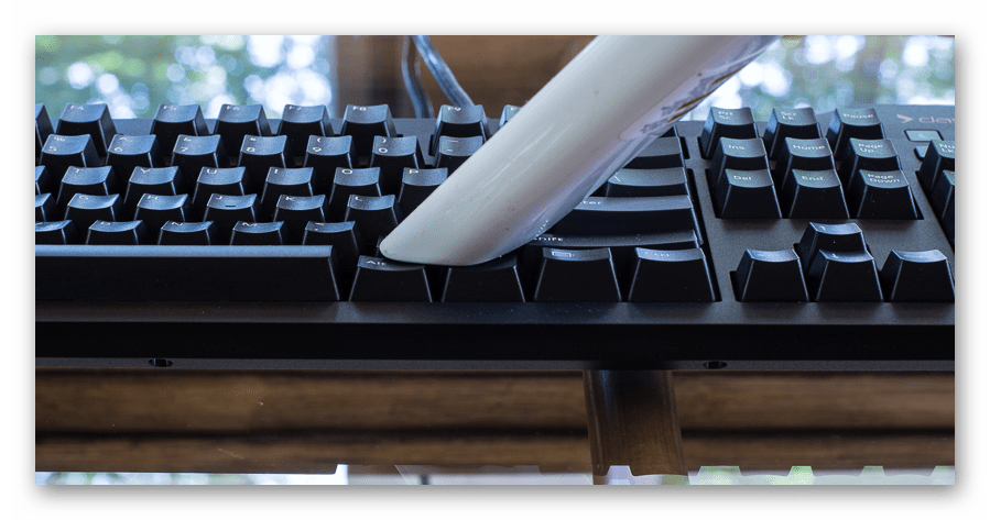 Использование пылесоса для чистки поверхности механической клавиатуры