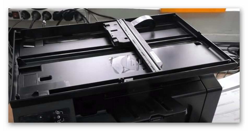 Внешний вид сканера после снятия крышки для решения ошибки E8 на принтере HP LaserJet 1132