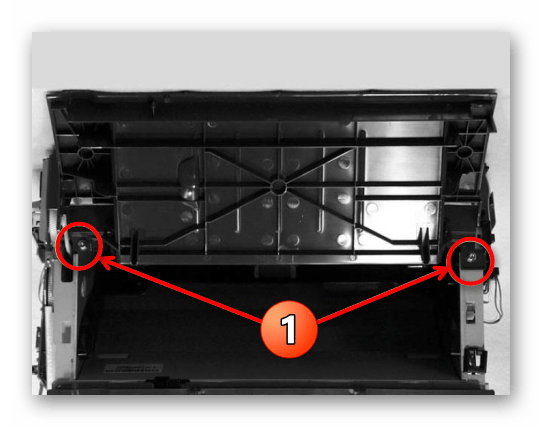 Откручивание винтов крепления верхней крышки принтера Canon при его разборке