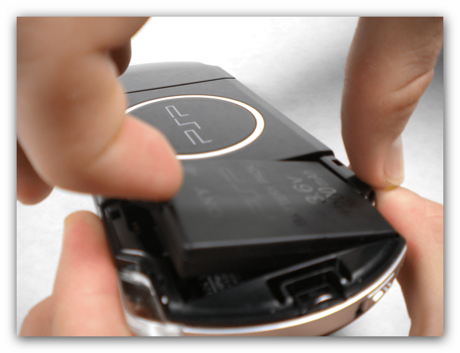 Вытащить аккумулятор для зарядки отдельно от PSP