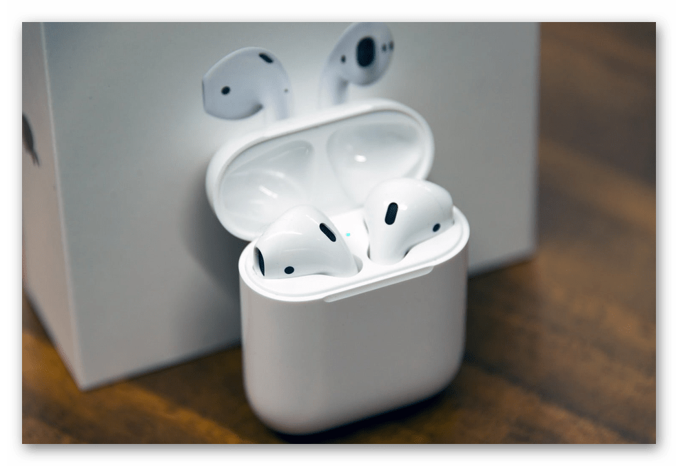 Наушники AirPods заряжаются внутри футляра