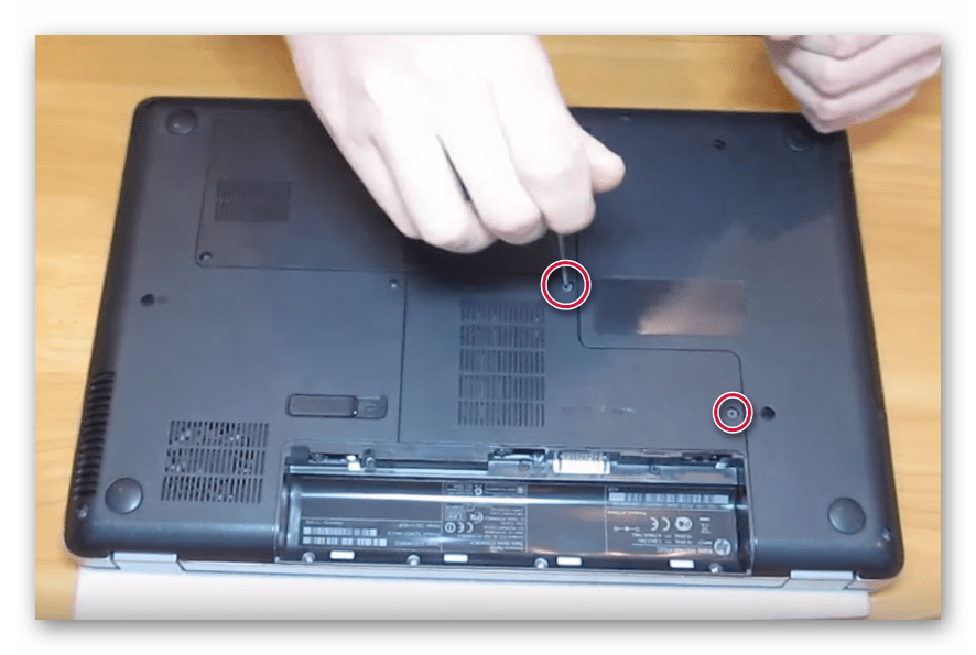 Отвинчивание креплений крышки на оперативной памяти и сетевом адаптере HP G62