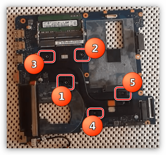 Монтаж системы охлаждения на ноутбуке Samsung NP355E5X-S01RU