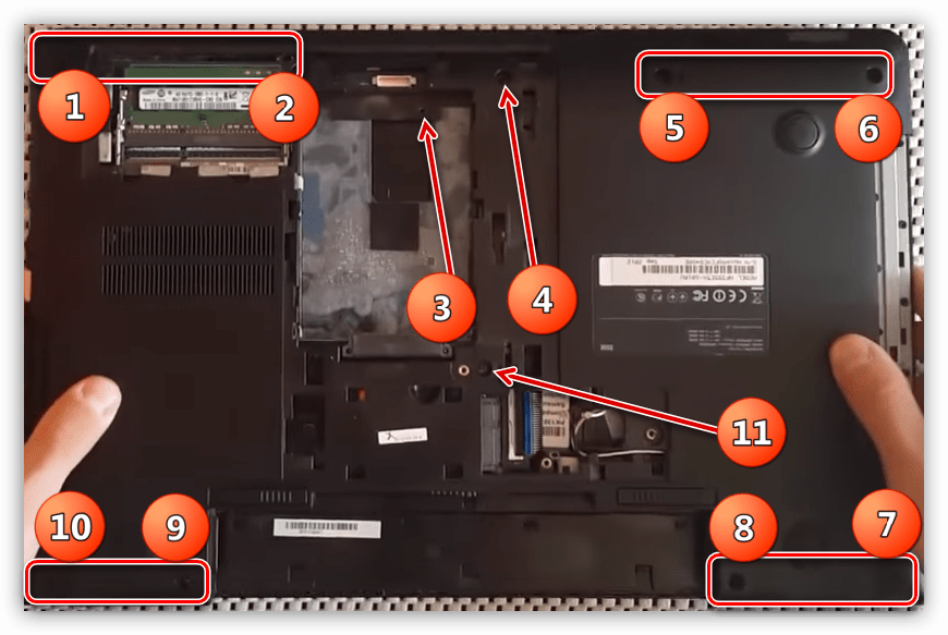 Откручивание крепежных винтов на ноутбуке Samsung NP355E5X-S01RU