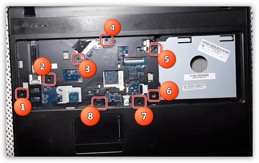 Откручивание винтов на лицевой панели на ноутбуке Acer Aspire 5253