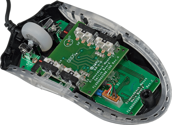 Процесс осмотра внутреннего строения компьютерной мышки