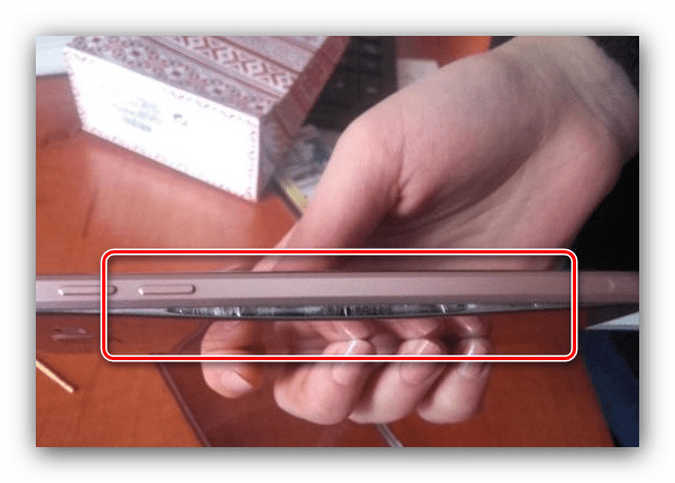 Излом корпуса неразборного смартфона для проверки состояния батареи на Android