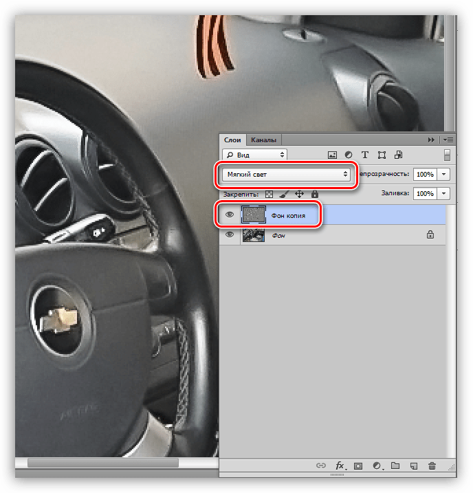 Смена режима наложения слоя на Мягкий свет при удалении зернистости с фотографии в Фотошопе
